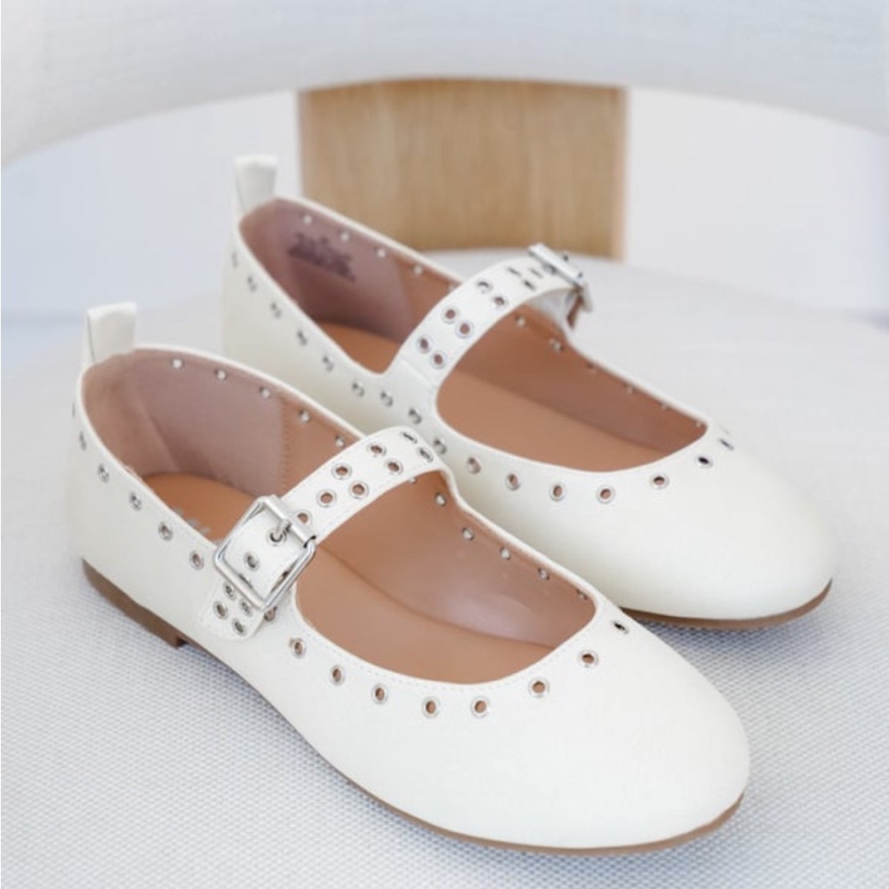 New MIA Ulani Bone Ballet Flats With Grommet Detail 6M